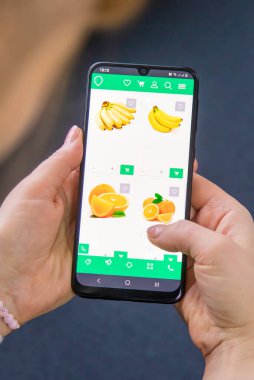 Çevrimiçi ürün siparişi çevrimiçi mağazada. Seçici odaklanma. Yiyecek..