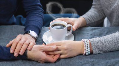 Masadaki adam ve kadın bir fincan kahveyle. Seçici odaklanma. İnsanlar.