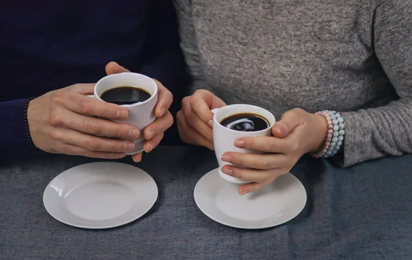 Uomo Donna Tavola Con Una Tazza Caffè Concentrazione Selettiva Persone — Foto Stock