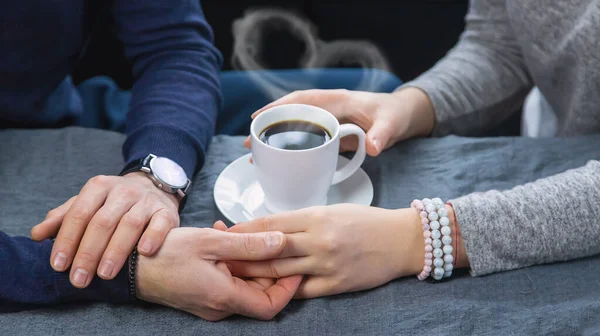 Masadaki adam ve kadın bir fincan kahveyle. Seçici odaklanma. İnsanlar.