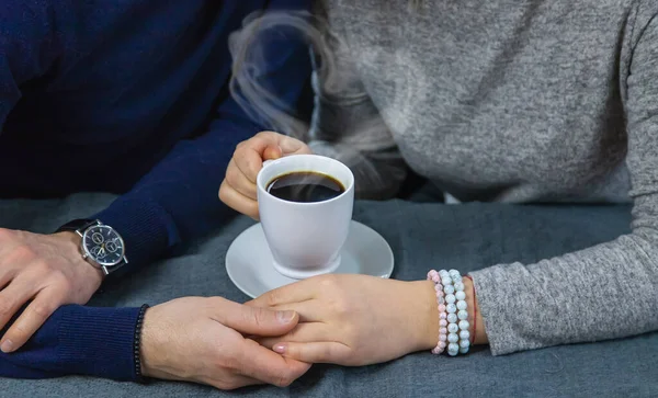 Man Och Kvinna Vid Bordet Med Kopp Kaffe Selektivt Fokus — Stockfoto