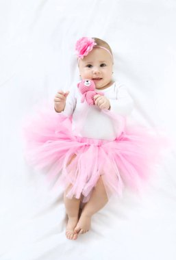 Pembe etekli bebek. Seçici odaklanma. İnsanlar.