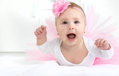 Pembe etekli bebek. Seçici odaklanma. İnsanlar.