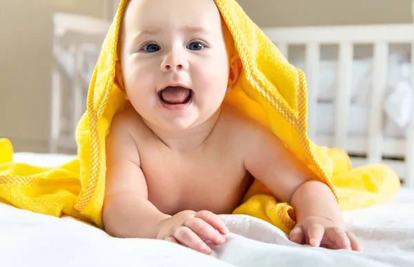 Bebé Después Bañarse Una Toalla Enfoque Selectivo Gente — Foto de Stock