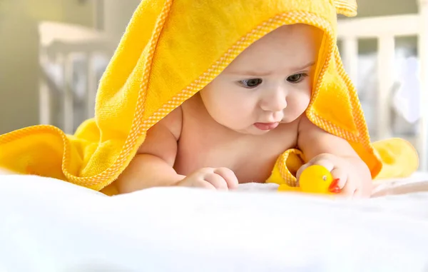 Bambino Dopo Bagno Asciugamano Concentrazione Selettiva Persone — Foto Stock