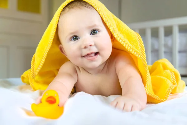 Bebé Después Bañarse Una Toalla Enfoque Selectivo Gente — Foto de Stock