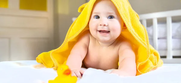 Bebé Después Bañarse Una Toalla Enfoque Selectivo Gente — Foto de Stock