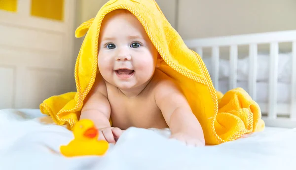 Bebê Depois Tomar Banho Uma Toalha Foco Seletivo Pessoas — Fotografia de Stock