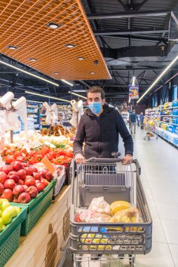 Bir adam süpermarketten alışveriş yapar. Seçici odaklanma. Yiyecek..