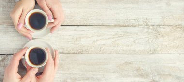 Kadın ve erkeklerin elinde kahve olan bardaklar. Seçici odaklanma. İç..