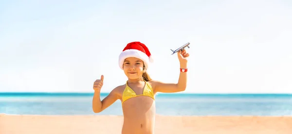 ビーチで飛行機を手にした子供 選択的フォーカス — ストック写真