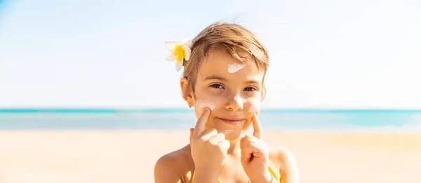 Child Girl Smears Sun Cream Her Face Selective Focus People — Stock Photo, Image