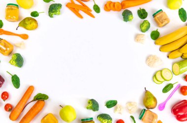 Sebzeli ve meyveli bebek püresi. Seçici odaklanma. Yiyecek..