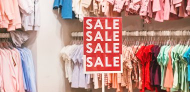 Giysileri olan bir mağazada indirim. Seçici odaklanma. Dükkan.