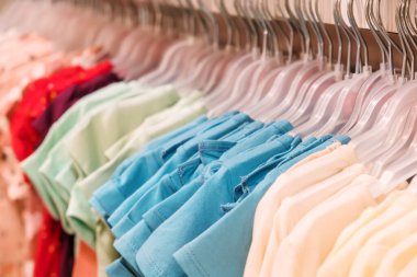 Mağazadaki elbise askıları. Seçici odaklanma. para.