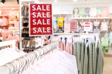 Giysileri olan bir mağazada indirim. Seçici odaklanma. Dükkan.