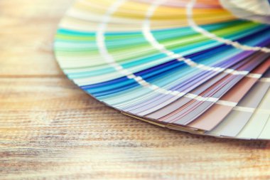 Evi yenilemek için bir palet boya. Seçici odaklanma. Renk.