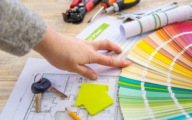 Palet ev planını ve tamir aletlerini boya. Seçici odaklanma. Renk.