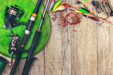 Ahşap arka planda balık tutmak için aksesuarlar. Seçici odaklanma. balıkçılık.