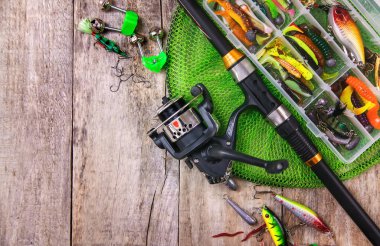 Ahşap arka planda balık tutmak için aksesuarlar. Seçici odaklanma. balıkçılık.