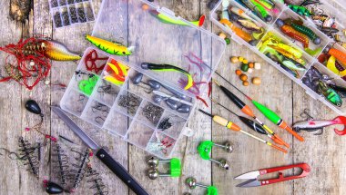 Ahşap arka planda balık tutmak için aksesuarlar. Seçici odaklanma. balıkçılık.