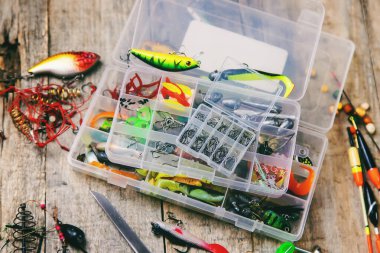 Ahşap arka planda balık tutmak için aksesuarlar. Seçici odaklanma. balıkçılık.