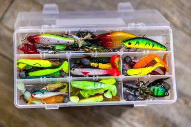 Ahşap arka planda balık tutmak için aksesuarlar. Seçici odaklanma. balıkçılık.