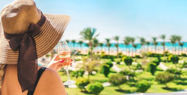 Seyahat ederken kutlarız. Yaz fotoğrafı. Seçici Odaklanma Tatilleri