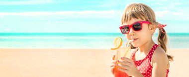 Kız çocuğu denizde dinleniyor. Seçici odaklanma. Doğa.