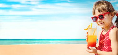 Kız çocuğu denizde dinleniyor. Seçici odaklanma. Doğa.