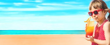 Kız çocuğu denizde dinleniyor. Seçici odaklanma. Doğa.