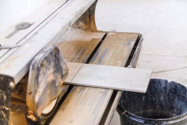 Fayans kesicisiyle kiremitleri kes. Seçici odaklanma. beyaz.