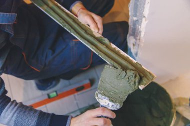 Evdeki fayansların tamiri için bir çözüm bul. Seçici odaklanma. beyaz.