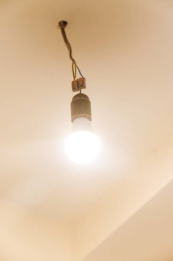 Evin tavanında ampul var. Seçici odaklanma. beyaz.