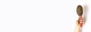 Tarakta bir sürü saç var. Seçici odaklanma. beyaz.