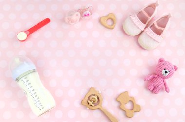 Şişede süt ve bebek aksesuarları. Seçici odaklanma. Yiyecek..
