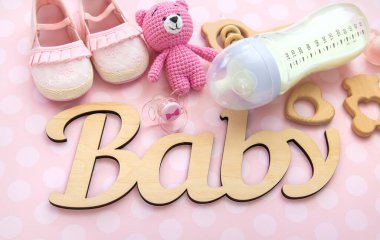 Şişede süt ve bebek aksesuarları. Seçici odaklanma. Yiyecek..