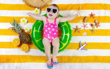 Denizde plaj havlusundaki bebek. Seçici odaklanma. Çocuk.