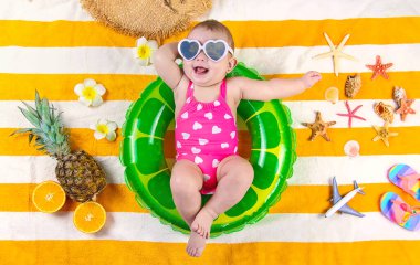 Denizde plaj havlusundaki bebek. Seçici odaklanma. Çocuk.