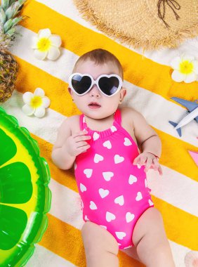 Denizde plaj havlusundaki bebek. Seçici odaklanma. Çocuk.