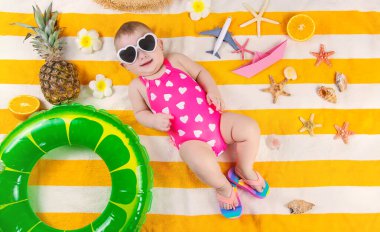 Denizde plaj havlusundaki bebek. Seçici odaklanma. Çocuk.