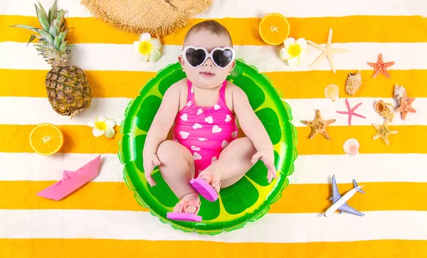 Denizde plaj havlusundaki bebek. Seçici odaklanma. Çocuk.