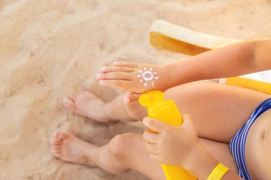 Bir çocuğun teninde güneş kremi. Seçici odaklanma. Doğa.