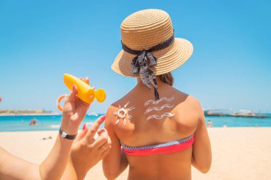 Bir çocuğun teninde güneş kremi. Seçici odaklanma. Doğa.