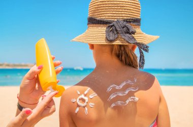 Bir çocuğun teninde güneş kremi. Seçici odaklanma. Doğa.