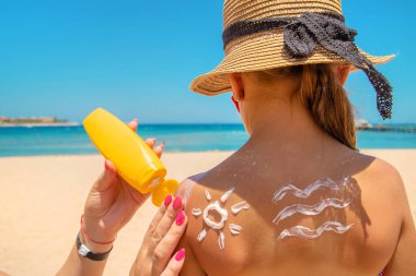 Bir çocuğun teninde güneş kremi. Seçici odaklanma. Doğa.