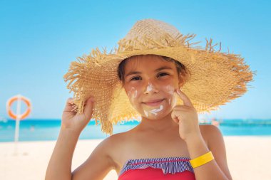 Bir çocuğun teninde güneş kremi. Seçici odaklanma. Doğa.