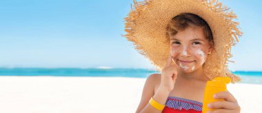 Bir çocuğun teninde güneş kremi. Seçici odak.