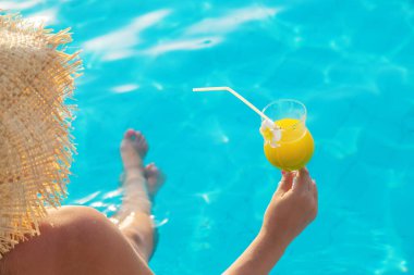 Bir kadının ellerinde kokteyl. Seçici odaklanma. Doğa.