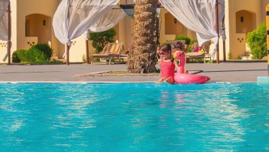 Çocuk yüzüyor ve havuza dalıyor. Seçici odak.